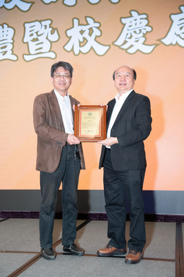 金獎 翟本喬教授(翟本瑞教授代領)2圖片