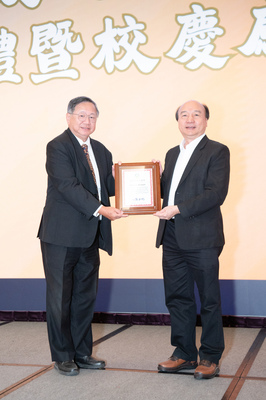 銀獎 育秀教育基金會 企管系鎮明常教授代領2圖片