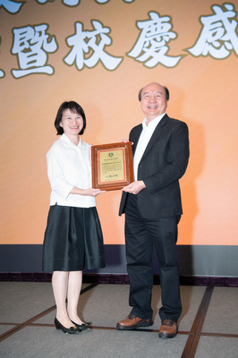 金獎 東方匯理證券 連雅慧院長代領2圖片